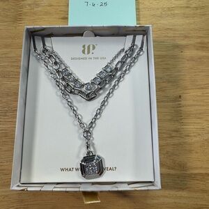 Chic Silver Necklace Set with Geometric Pendant